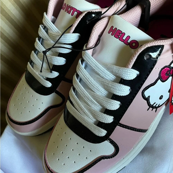 WOMEN’S~HELLO KITTY~SNEAKERS~NIB~ 8 - Picture 4 of 7